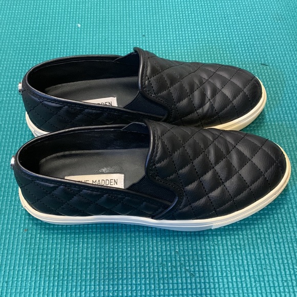 Steve Madden Black Quilted ECENTRCQ Slip on Sneakers - Picture 3 of 6